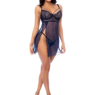 Vue avant du babydoll avec fentes triples élégantes.