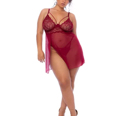 Vue avant du babydoll grande taille avec fentes triples élégantes.