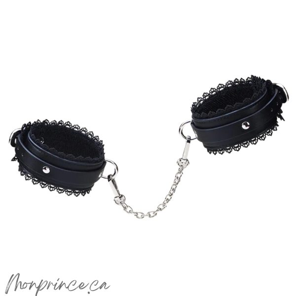 Menottes ajustables avec pochette en dentelle dans l’ensemble de Roomfun.
