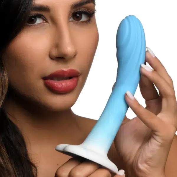 Zoom sur les ondulations du gode pour une stimulation accrue
