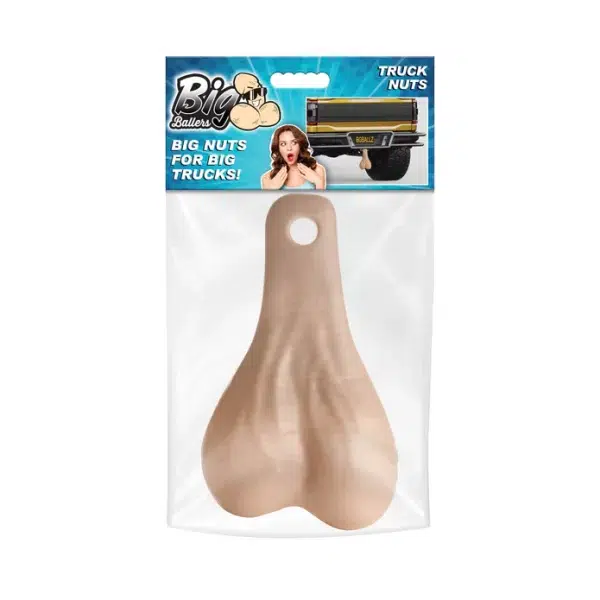 Big Truck Nuts suspendus pour une touche humoristique sur la route.