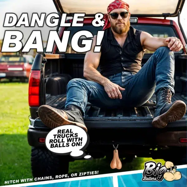 Gros plan sur les Big Truck Nuts noirs en forme de testicules accrochés à un pare-chocs.