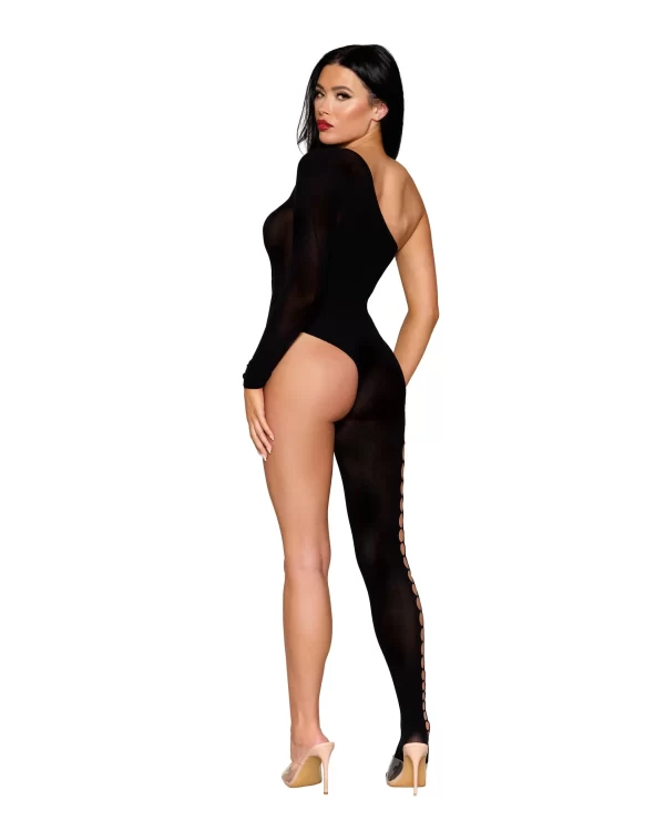 Design asymétrique mettant en valeur une silhouette élégante et audacieuse.
