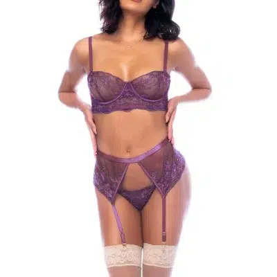 Soutien-gorge en dentelle avec armatures et bretelles ajustables.