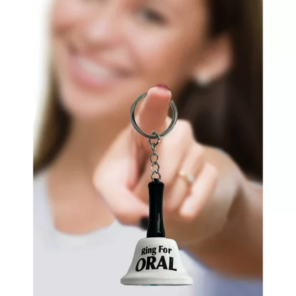 Cloche blanche "Ring for Oral" sur un trousseau de clés.