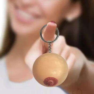 Porte-clés Super Amusant - Squishy Sein beige, idéal pour des rires garantis.