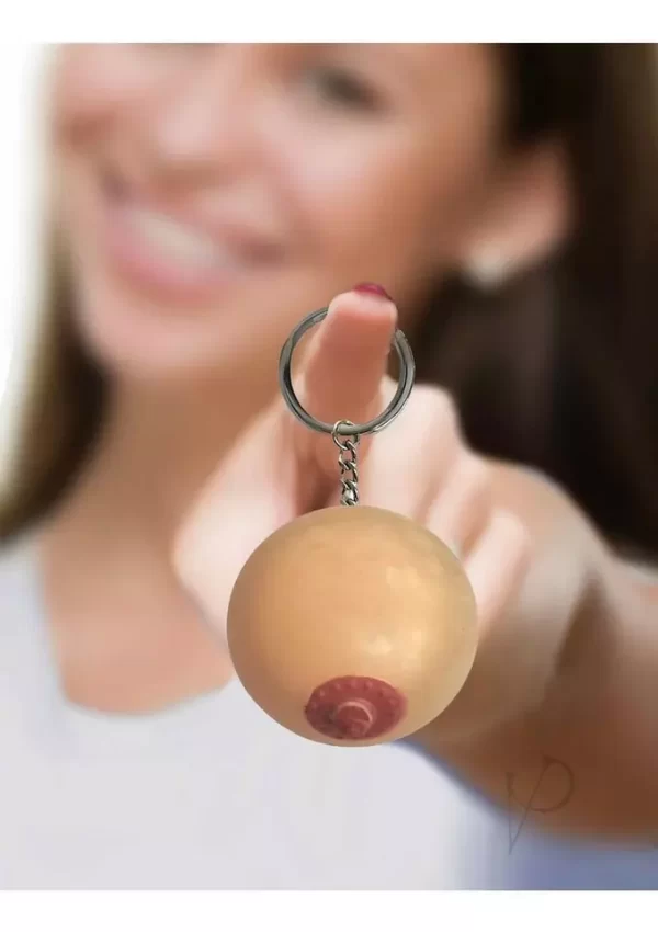 Porte-clés Super Amusant - Squishy Sein beige, idéal pour des rires garantis.