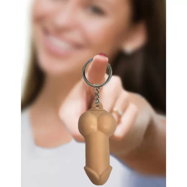 Porte-clés Super Amusant - Squishy Pénis beige accroché à un trousseau de clés.