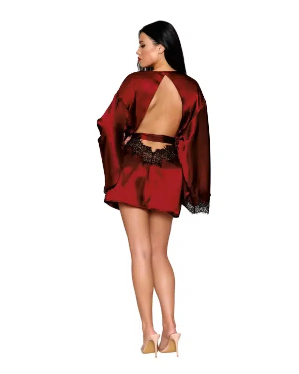 Peignoir Dreamgirl en satin bordeaux avec dos ouvert.