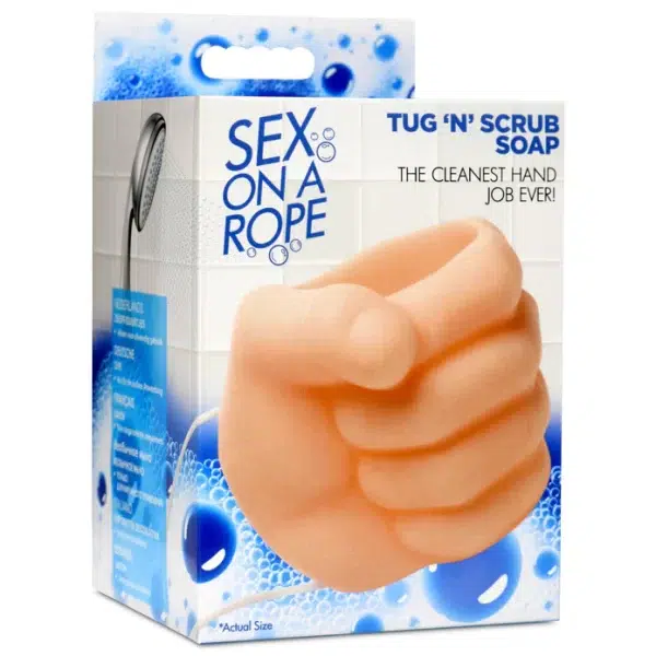 Savon Tug 'n' Scrub suspendu à son cordon en nylon.