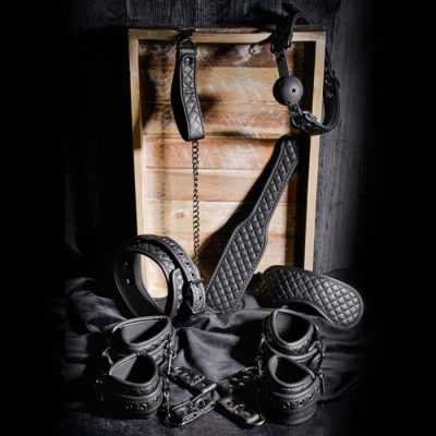 « Accessoires BDSM disposés pour un jeu de bondage avancé »