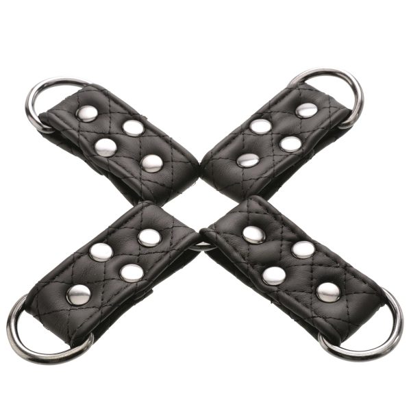 « Illustration du cross buckle connectant les menottes dans le kit bondage »