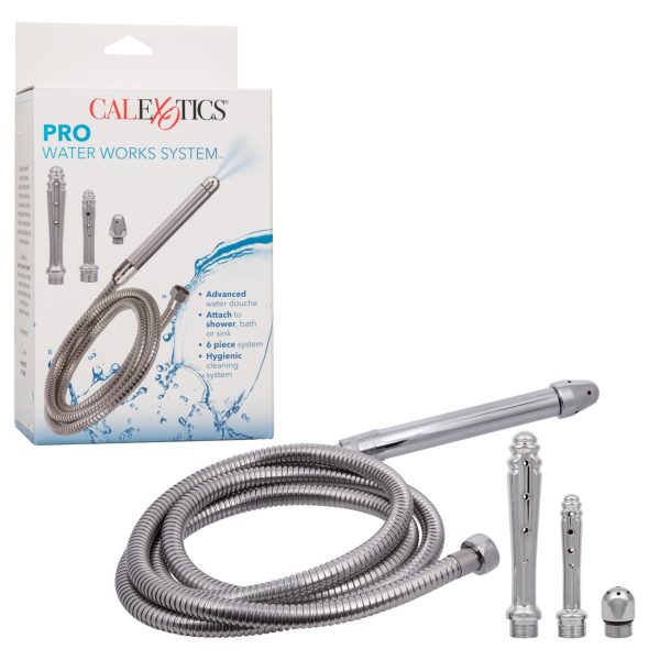 « Gros plan sur le tuyau flexible en acier inoxydable de 72 in x 0,5 in pour lavage anal »
