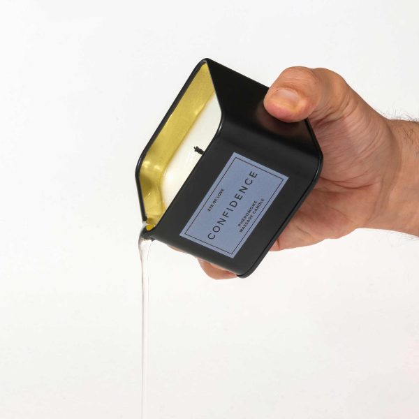 « Parfum Confidence à base de pheromones présenté sur fond neutre »