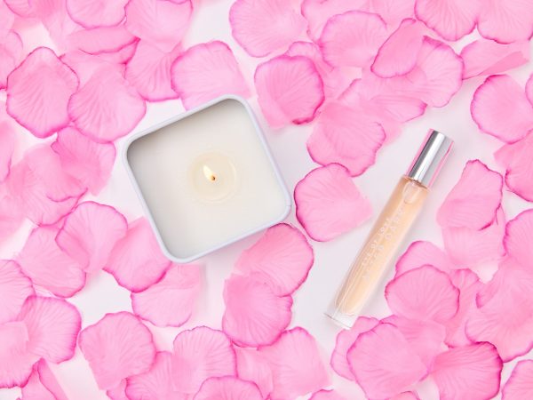 « Pétales de rose éparpillés pour un effet romantique »