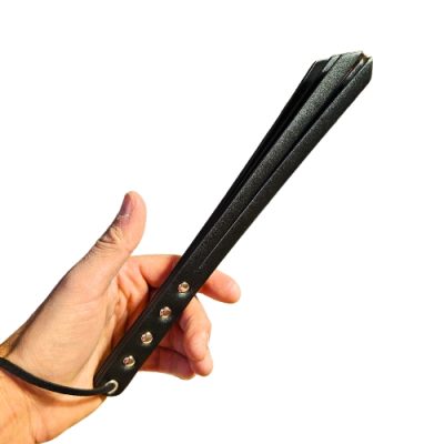 Cravache BDSM mini noire à 6 lanières en cuir végan