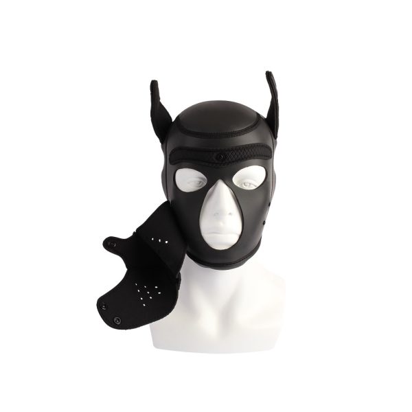 "Image du masque porté, révélant l'ajustement parfait et la liberté d'expression des yeux pour un contact visuel intense."