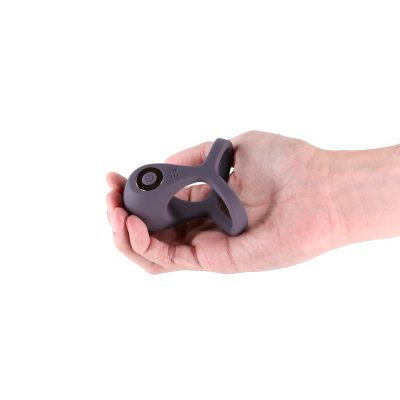 "Valiant Renegade cock & ball ring, vibrations puissantes, gros plan, Québec Canada."