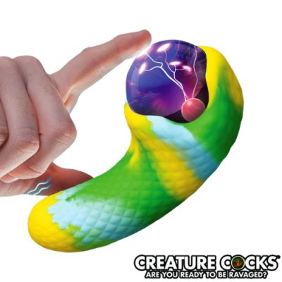 « Creature Cocks Electric Eye Plasma Vibrator posé sur un fond sombre mettant en valeur ses écailles vert‑bleu‑jaune ».