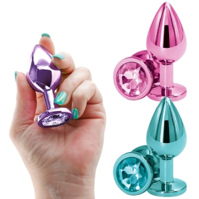 « Trois plugs Rear Assets Medium alignés en violet, rose et sarcelle ».
