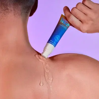 « Application du gel Release Me montrant sa texture lisse et transparente ».