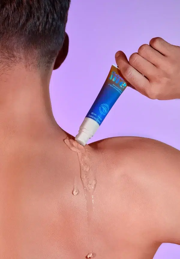 « Application du gel Release Me montrant sa texture lisse et transparente ».