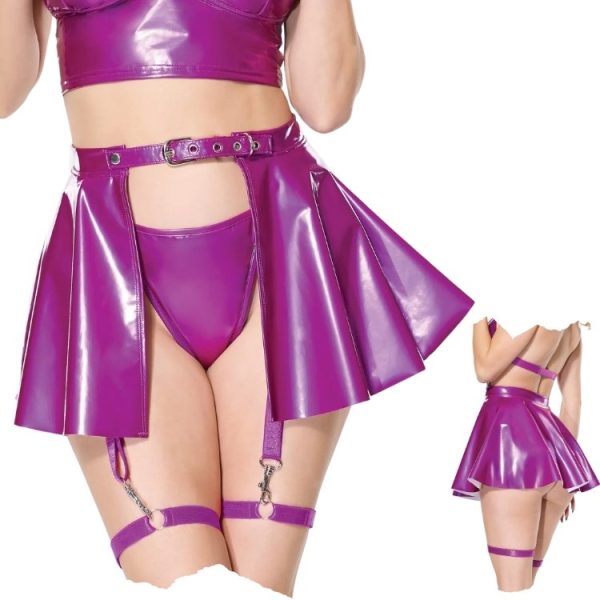 Femme portant la jupe Galactic Pulse en PVC avec bretelles de jambes