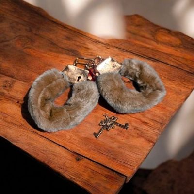 Menottes avec Peluche Brune