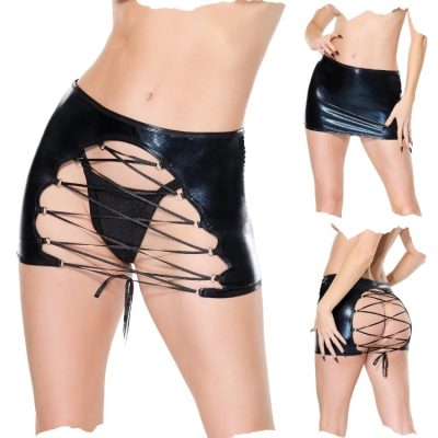 Femme en jupe noire effet mouillé avec laçage Coquette