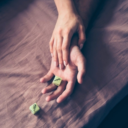 Jeux sensuels pour couples Cartes, dés, défis… parfaits pour briser la glace (ou allumer le feu).