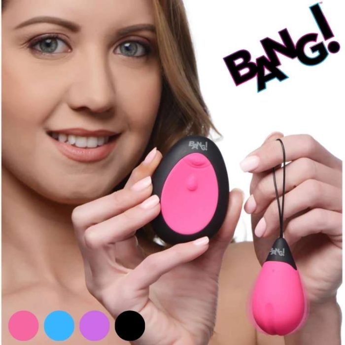 Femme tenant le BANG! 10X Egg rose