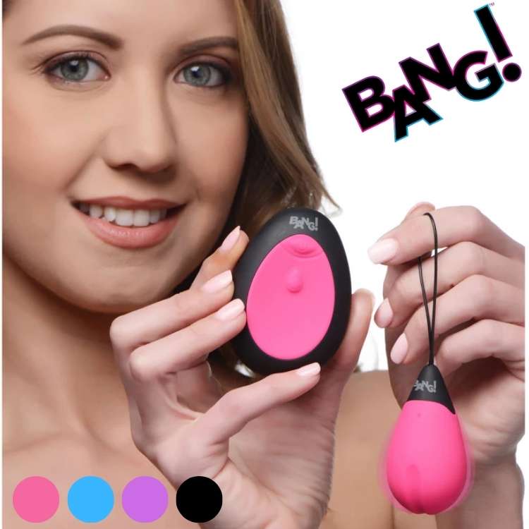 Femme tenant le BANG! 10X Egg rose