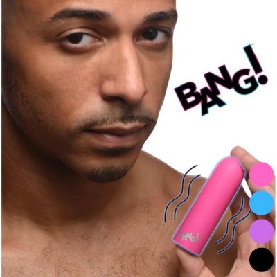 Homme tenant le Mega Vibe rose – couleurs disponibles