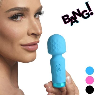Femme tenant le mini wand bleu