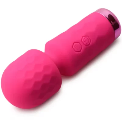 10X Mini Silicone Wand – BANG! (4) Gros plan du wand rose texturé