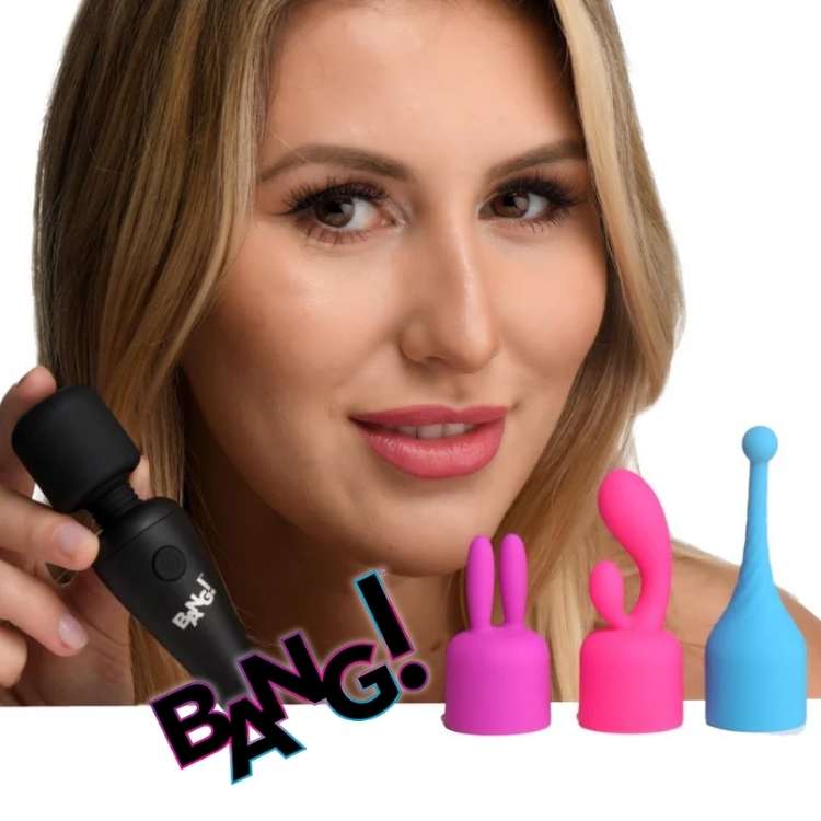 Femme souriante tenant le BANG! Mini Wand et ses accessoires