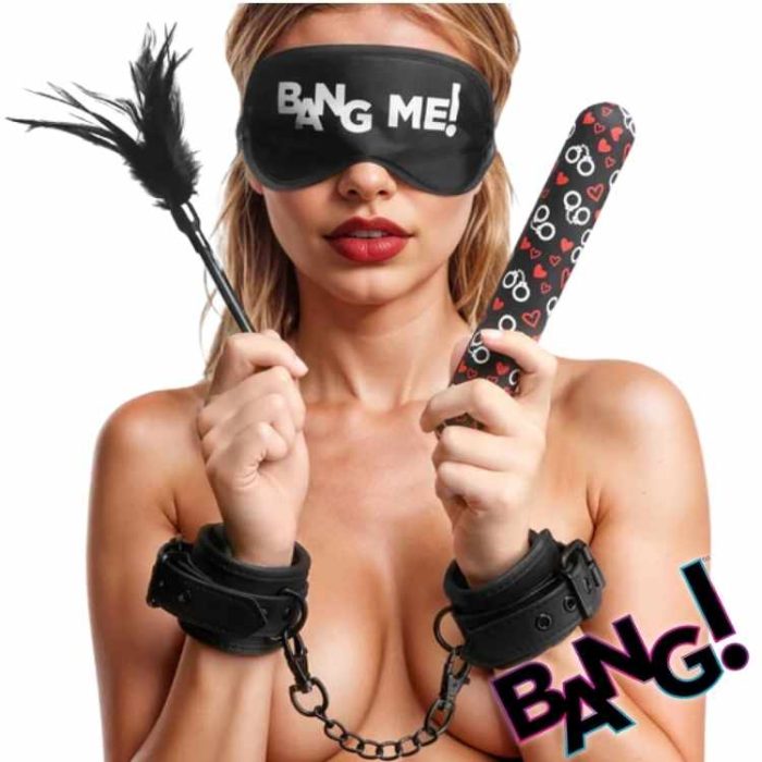 Femme portant le masque “Bang Me!” avec les accessoires du kit