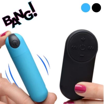 Femme tenant la mini bullet dans la main