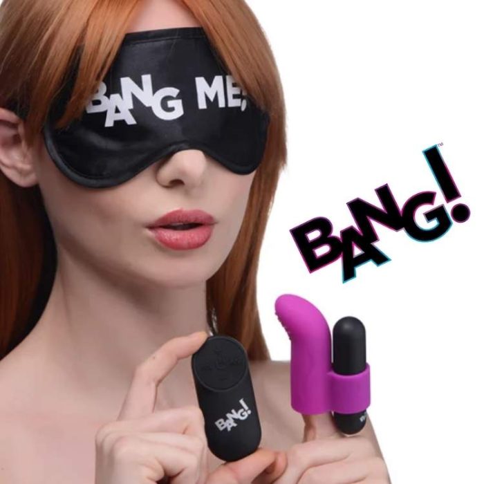 Femme portant le bandeau satin « BANG ME! » avec accessoires BANG!