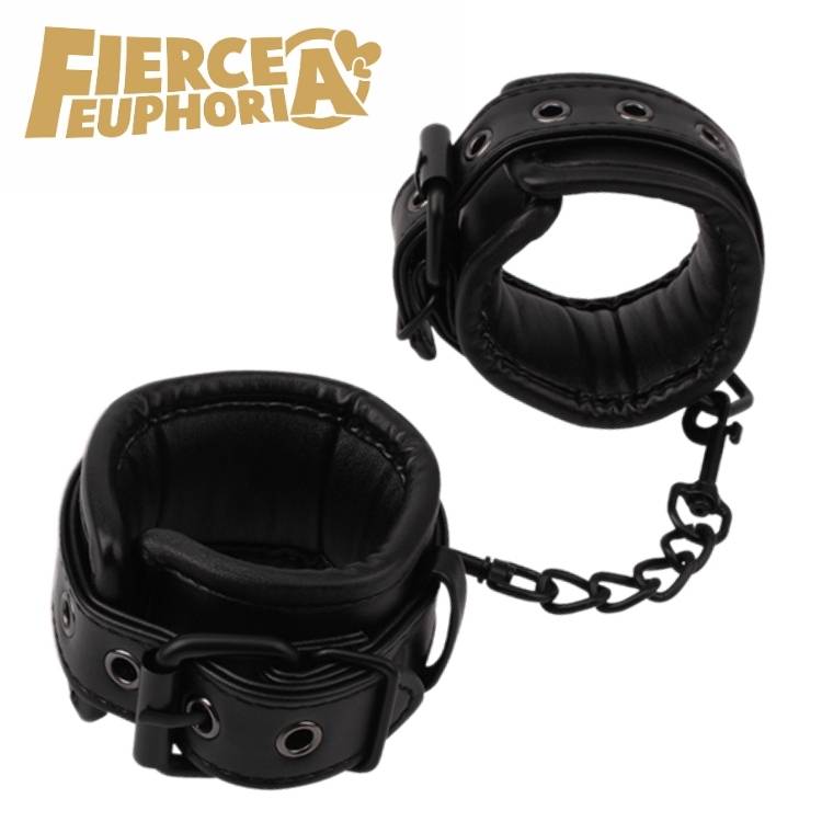 Menottes de contention de luxe Fierce Euphoria en cuir PU et métal, vue rapprochée sur la texture.