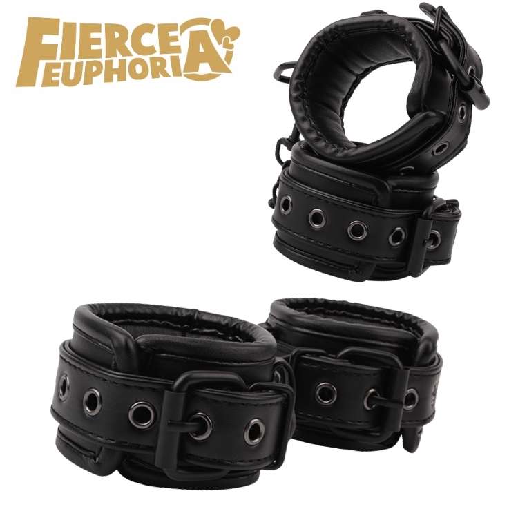 Accessoire de bondage Fierce Euphoria sur fond noir luxueux, style érotique chic.