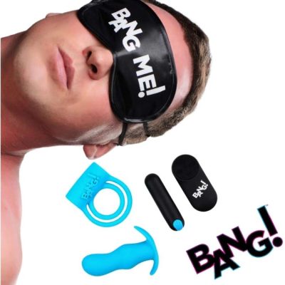 Homme portant le masque Bang Me! avec les jouets bleus du kit