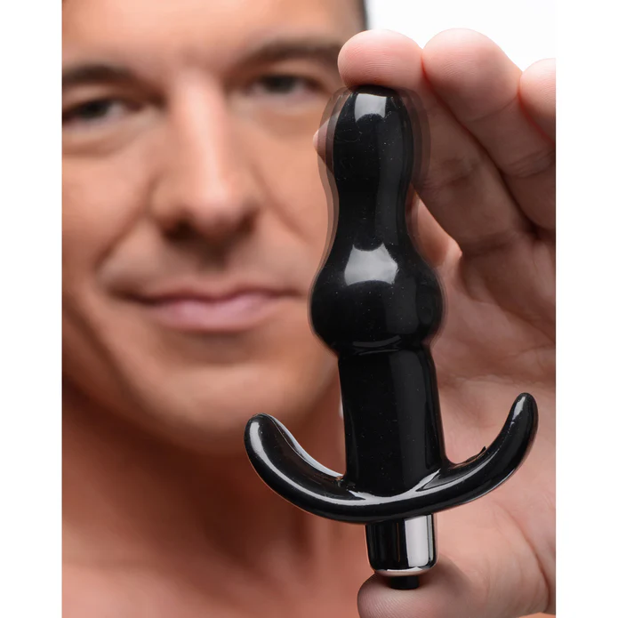 Homme tenant le plug anal Frisky noir