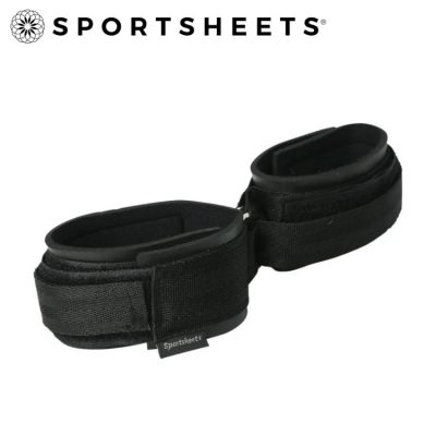 Gros plan sur les menottes Sportsheets – double fermeture Velcro et D-ring.