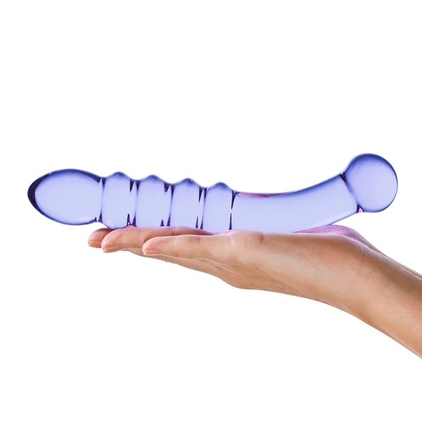 Dildo en verre nervuré Purple Rain posé sur la main