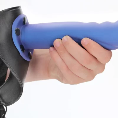 Textured Curved Blue Hollow Strap-On – Ouch! (1) Détail de la texture du hollow strap-on Ouch!