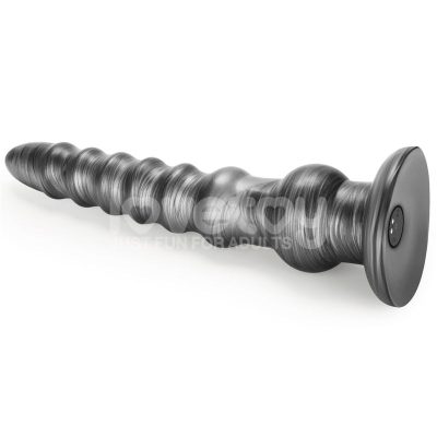 Vue latérale complète texture nervurée visible : Vue complète vibromasseur anal Vibrax Slider 12.5 pouces allongé – texture nervurée à spirale ultra-stimulante gris métallisé – gland arrondi base ventouse compatible harnais – longueur 32.3 cm