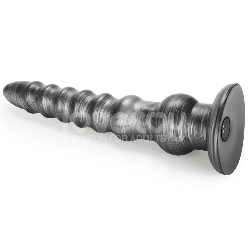 Vue latérale complète texture nervurée visible : Vue complète vibromasseur anal Vibrax Slider 12.5 pouces allongé – texture nervurée à spirale ultra-stimulante gris métallisé – gland arrondi base ventouse compatible harnais – longueur 32.3 cm