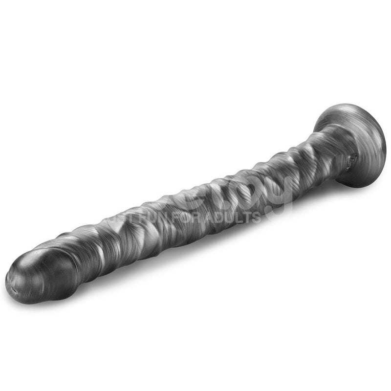 Vue latérale complète jouet allongé : Vue complète vibromasseur anal Vibrax Slider 16 pouces allongé – texture nervurée réaliste gris anthracite – gland proéminent – base ventouse compatible harnais – longueur extrême 40.8 cm