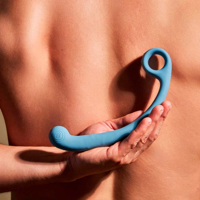 Homme torse nu tenant SVibe AXI bleu - stimulation point P prostate - usage masculin - design inclusif unisexe - plaisir ciblé